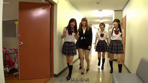 交谈 · 全身 · JK制服 · 走廊 · 多人 · 行走 · 笑容
