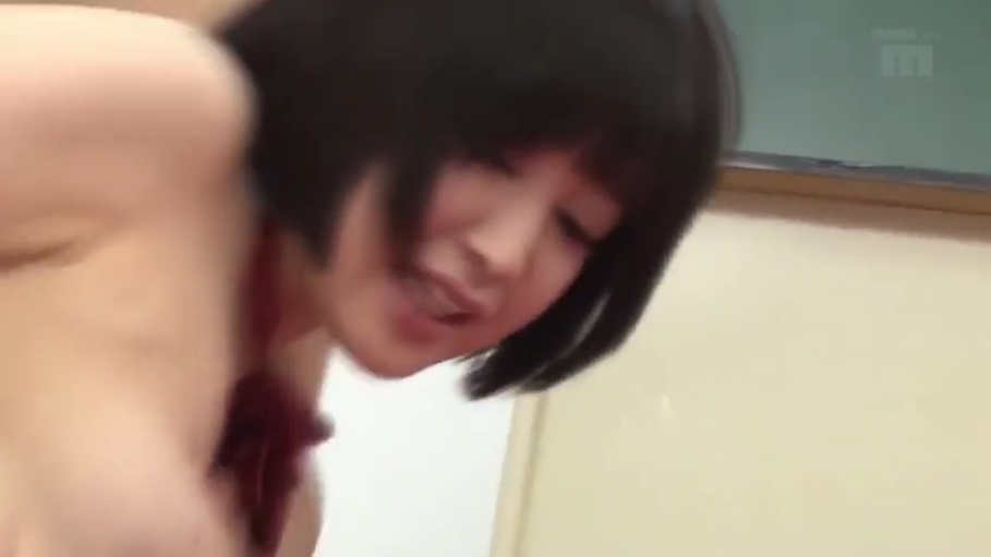 教室 · 胸部特写 · 张嘴呻吟 · 校服领结 · 性交中