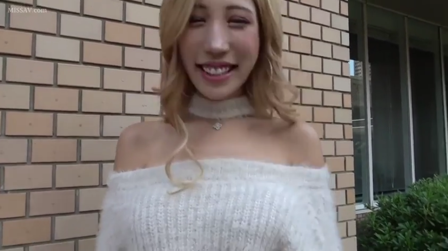 开朗 · 面部特写 · 砖墙建筑旁 · 颈部项圈