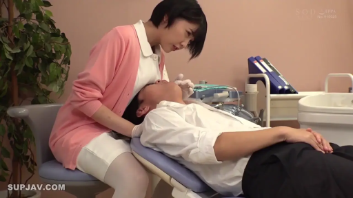 护士服 · 专注 · 角色扮演 · 全景 · 弯腰 · 诊所 · 牙科椅 · 看诊