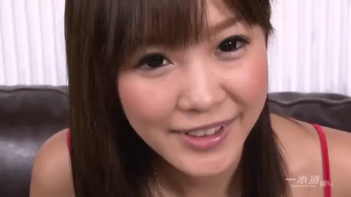 室内 · 俯身 · 脸部 · 微笑 · 注视 · 红色吊带