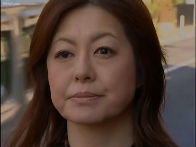 严肃 · 脸部特写 · 户外 · 便装 · 熟女 · 正面