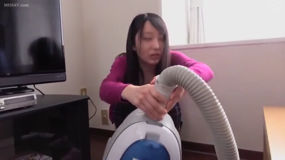 家中 · 双手握持特写 · 略显疲惫 · 格纹长裤 · 家用吸尘器