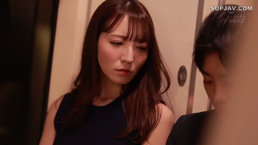 忧郁 · 脸部特写 · 站立 · 凝视 · 长发 · 室内走廊 · 无袖连衣裙