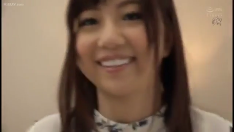 室内 · 脸部特写 · 碎花上衣 · 正对镜头