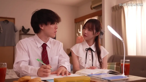 室内 · 坐姿 · 校服 · 中景 · 自然 · 台灯 · 剧情 · 学习