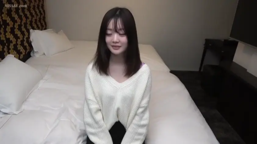 上半身特写 · 温柔 · 酒店卧室 · 白色V领针织衫