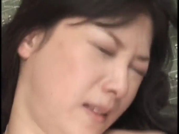脸部特写 · 痛苦与享受交织 · 未知