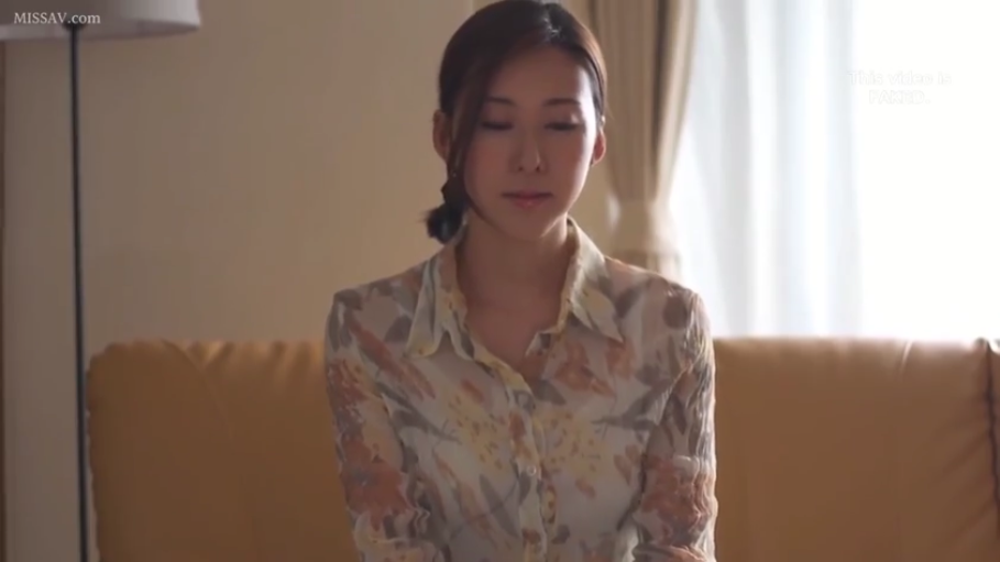 Indifferent · Living room · 花色衬衫 · 人物半身像