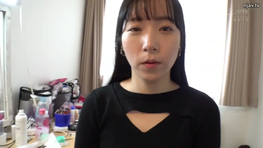 头部特写 · 化妆间 · 黑色镂空上衣 · 正面直视