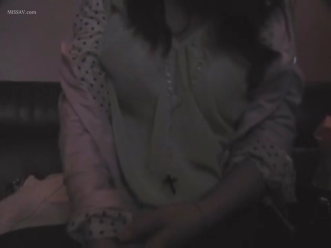 室内 · 坐姿 · 昏暗光线 · 躯干特写 · 静态 · 浅色上衣 · 十字架项链