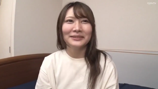 坐姿 · 卧室 · 微笑 · 面对镜头 · 面部特写 · 长发 · 床头板 · 白色长袖T恤
