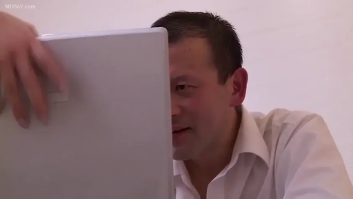 室内 · 坐姿 · 白衬衫 · 微笑 · 面部特写 · 笔记本电脑 · 中年男性 · 看电脑