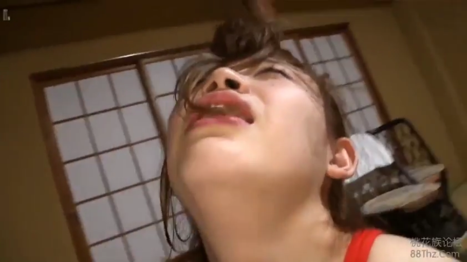 脸部特写 · 和室 · 仰头 · 红色背心