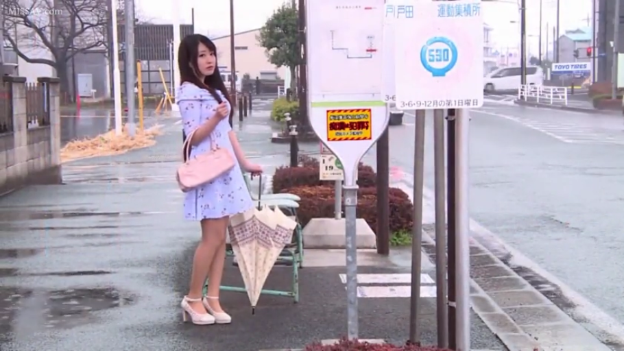 公交站 · 浅蓝色碎花连衣裙