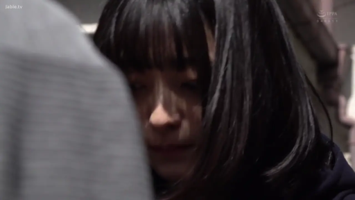 室内 · 不知所措 · 深色上衣 · 女性面部特写