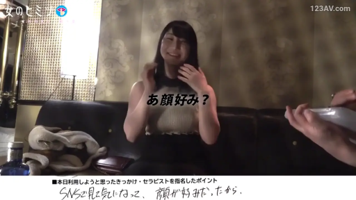 字幕 · 社交表情 · 酒瓶 · 室内沙发 · 无袖上衣 · 脸部中景