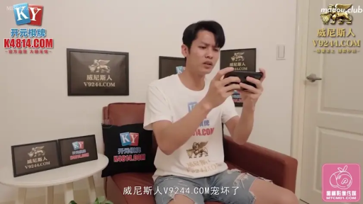 室内 · 坐姿 · 专注 · 中景 · 手机 · 白色T恤 · 玩手机 · 成年男性