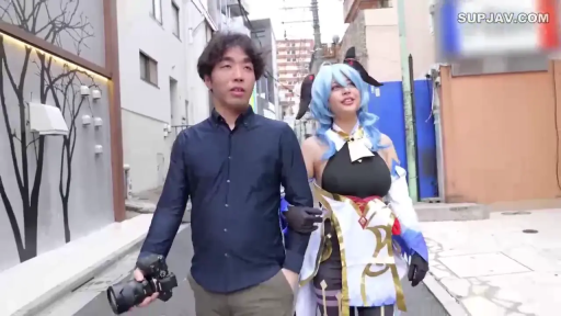 微笑 · 相机 · 原神甘雨COS服 · 侧面视角 · 街头巷尾
