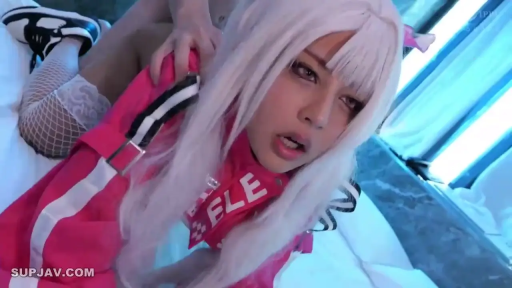 床 · 眼神涣散 · 后入式 · 肩部特写 · 粉色赛车女郎风格服装 · 出汗 · 猫耳饰品