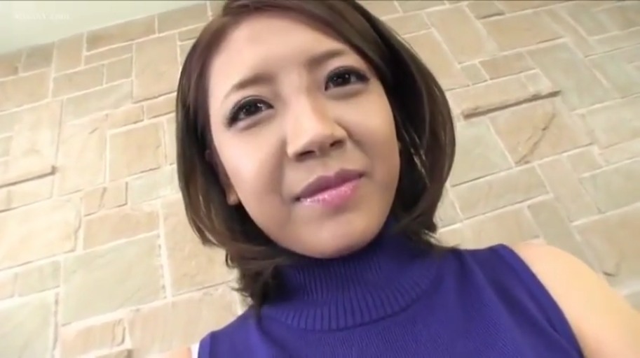 室内 · 脸部特写 · 注视镜头 · 亚洲女性 · 正对镜头 · 微带笑意 · 紫色无袖高领毛衣