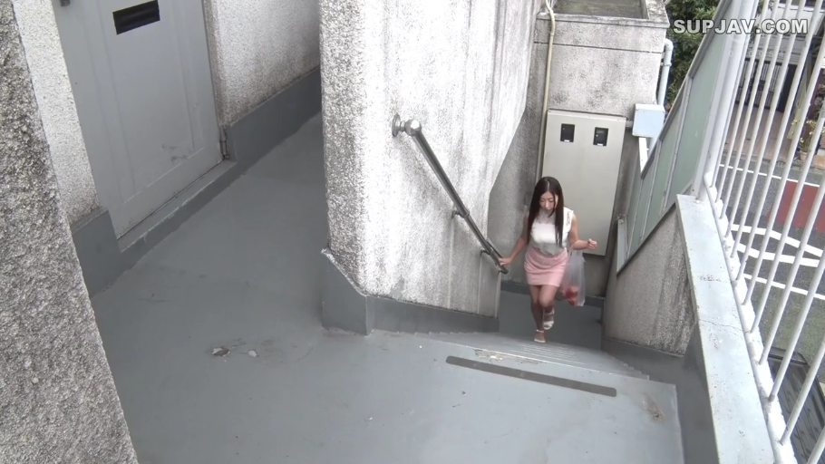 全身 · 紧身白背心 · 室外楼梯