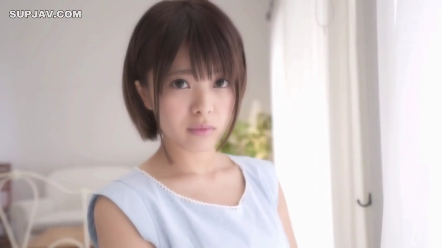 室内 · 严肃 · 面部特写 · 注视 · 短发 · 正对镜头 · 浅蓝色无袖上衣