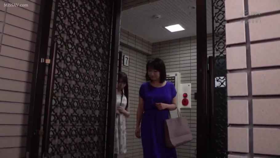 站立 · 中景 · 自然 · 手提包 · 熟女 · 走动 · 公寓门口 · 紫色短袖连衣裙