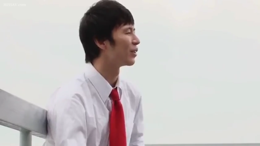 坐姿 · 红领带 · 户外 · 侧脸