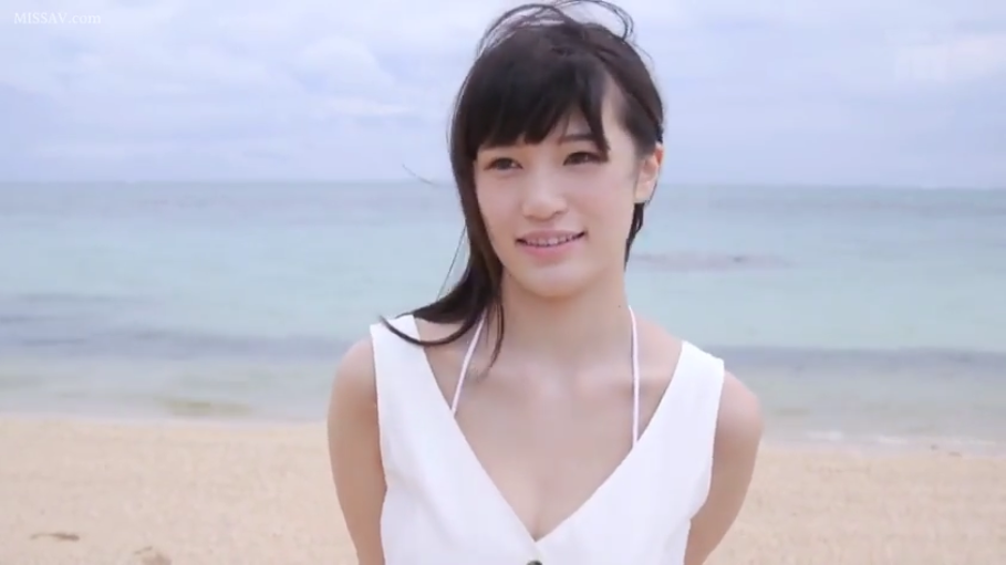 上半身特写 · 温柔 · 比基尼肩带 · 海滩 · 晴天