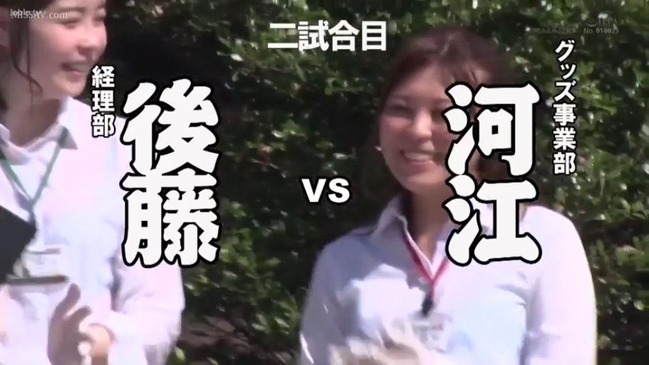 站立 · 白衬衫 · 半身 · 户外 · 笑容 · 工牌 · 欢笑 · 职场女郎