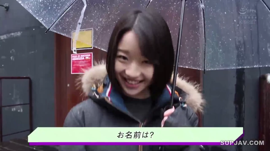 站立 · 微笑 · 面部特写 · 户外 · 透明雨伞 · 撑伞 · 羽绒服 · 雨天