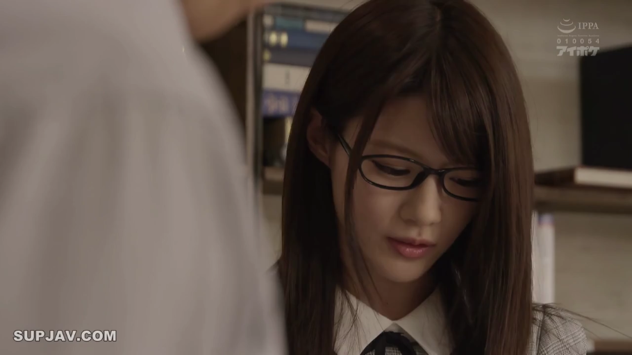 书房 · 顺从 · 脸部特写 · 格子制服 · 黑框眼镜