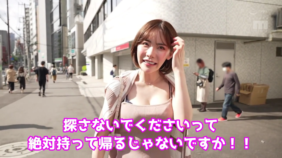 站立 · 字幕 · 中景 · 微笑 · 街道 · 撩头发 · 吊带裙