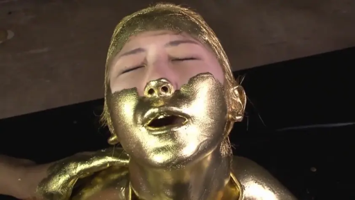 室内 · 脸部特写 · 迷离 · 裸体 · 仰头 · 涂抹 · 人体彩绘 · 金色涂料