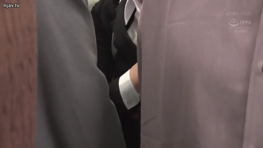 深色西装 · 手部特写 · 视角局促 · 猥亵 · 公共交通工具或狭窄过道