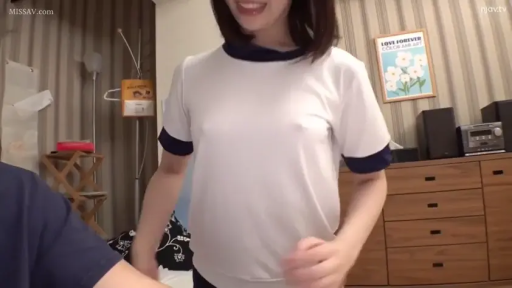 卧室 · 微笑 · 上半身特写 · 白色圆领运动短袖 · 胸前激凸