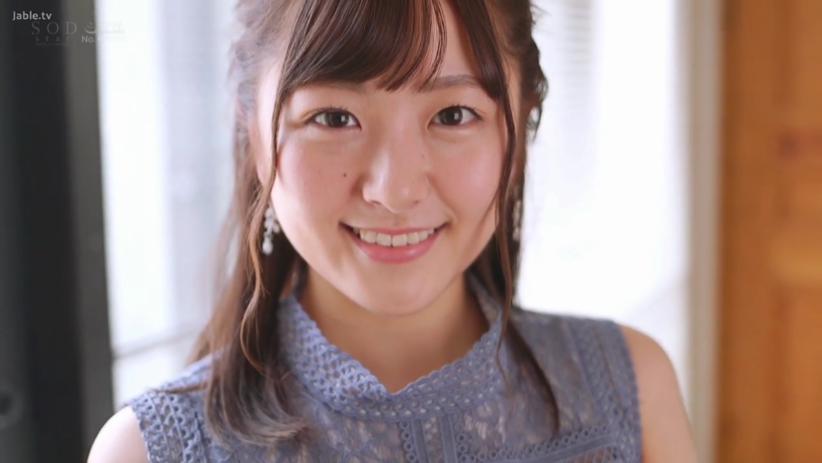 室内 · 五官细节 · 温柔 · 蕾丝上衣