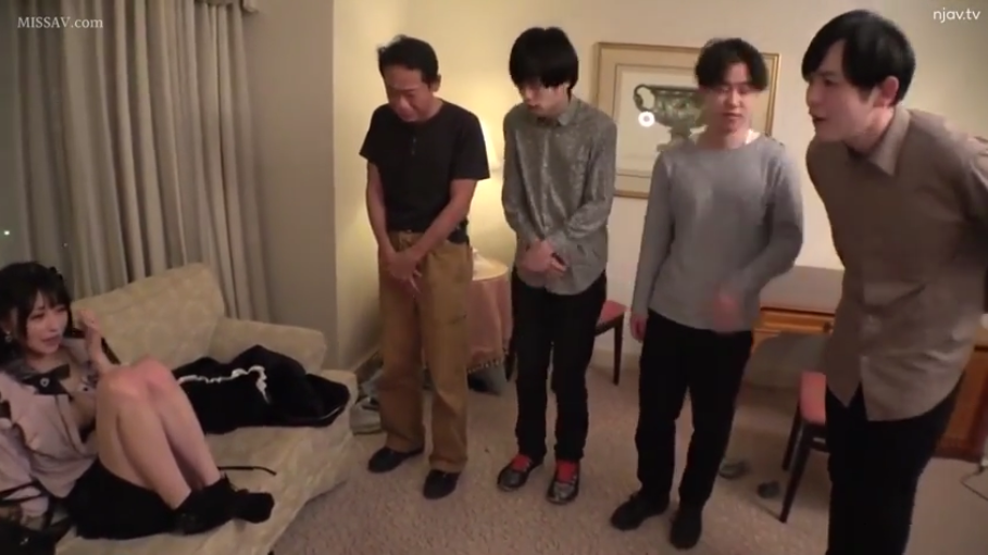 衬衫纽扣解开 · 酒店房间 · 男子集体镜头 · 室内光线明亮 · 男子表情期待