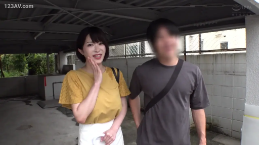 兴奋 · 白色下装 · 户外停车场 · 人物半身特写 · 斜挎包