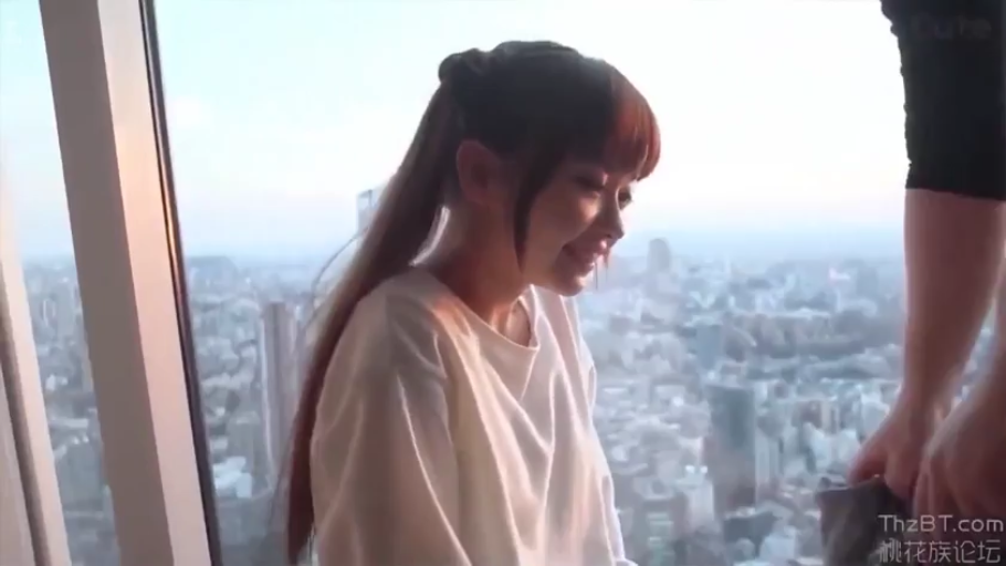 坐姿 · 半身特写 · 互动 · 落地窗 · 羞涩微笑 · 都市背景 · 白色宽松上衣 · 高层酒店窗边