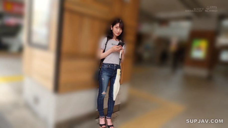 全身特写 · 微笑 · 黑色背包 · 自然光 · 公共走廊 · 蓝色破洞紧身牛仔裤