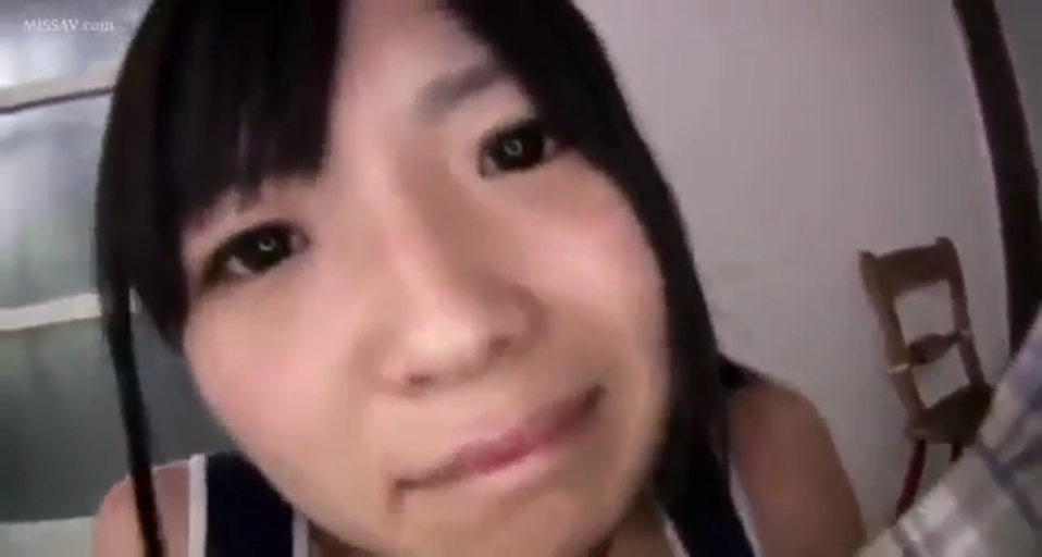 室内 · 脸部特写 · 直视镜头 · 吊带裙