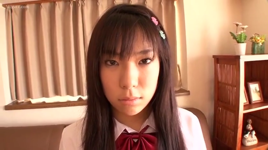 卧室 · 面无表情 · 眼部特写 · 白色学生衬衫 · 发饰 · 光线明亮