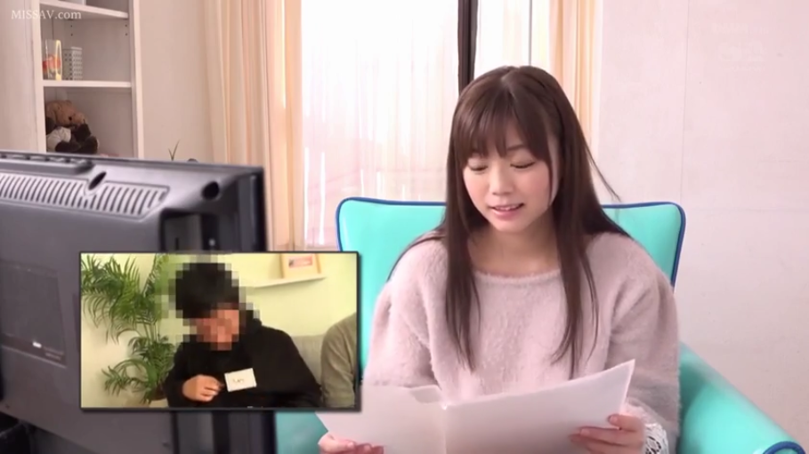 室内 · 座り姿勢 · 中景 · 平静 · 长发 · ピンクのセーター · 紙張 · 看文件