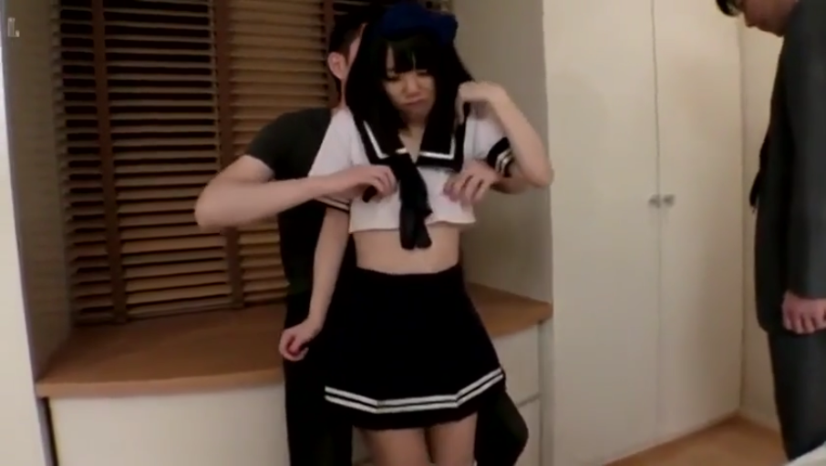 室内 · 站立 · 中景 · 多人 · 难受 · 水手服 · 百叶窗 · 掀起上衣