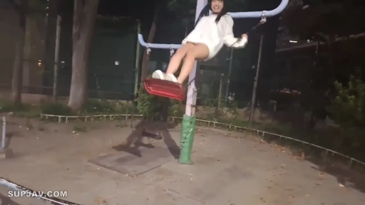 公园 · 夜景 · 开心 · 秋千 · 超短裙