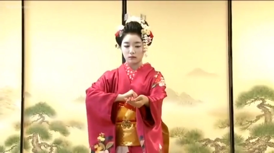 专注 · 上半身中景 · 扇子 · 日式房间 · 金色腰带