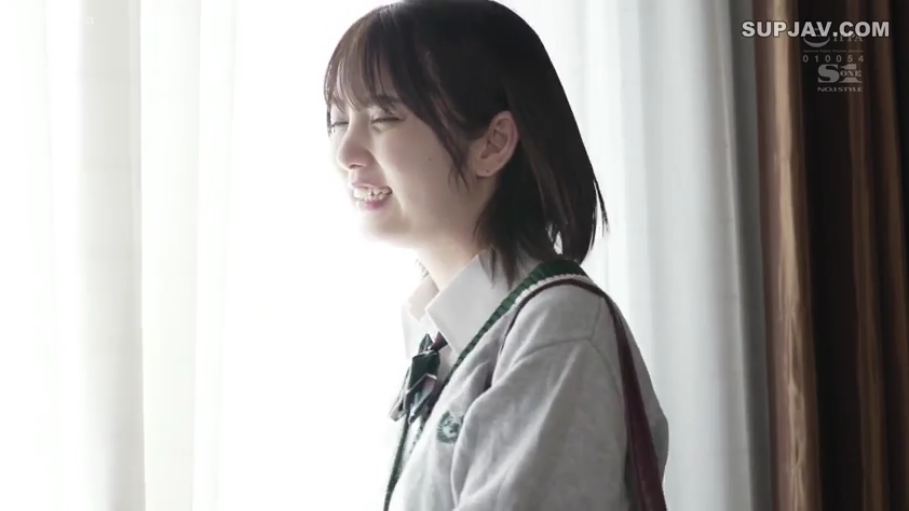 半身 · 制服 · 窗边 · 灿烂 · 书包 · 逆光 · 欢笑 · 侧立