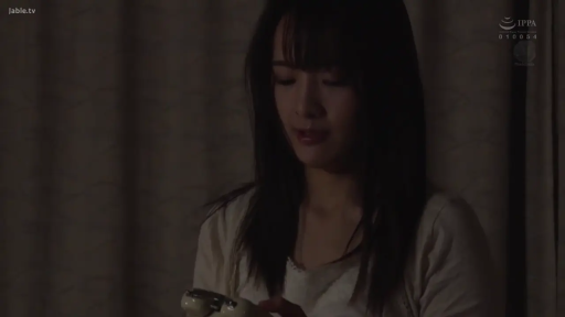 平淡 · 手部特写 · 卧室 · 白色上衣 · 光线昏暗 · 震动棒遥控器